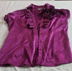 New York & Company Button Front Top Size L Magenta Solid Flower Satin